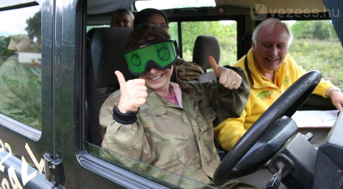 A jövő autója átlát a falon – videó