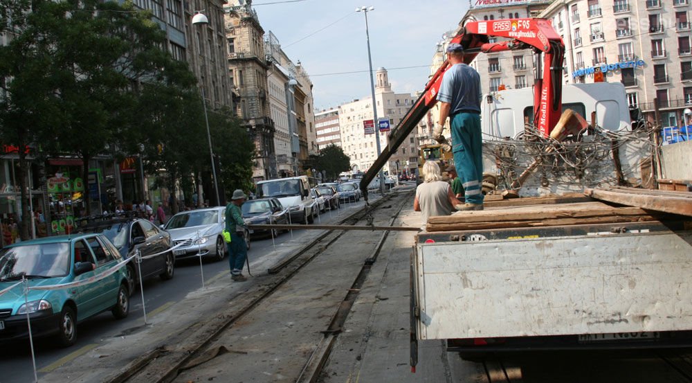 Dugóban a rádió megóv a tébolytól