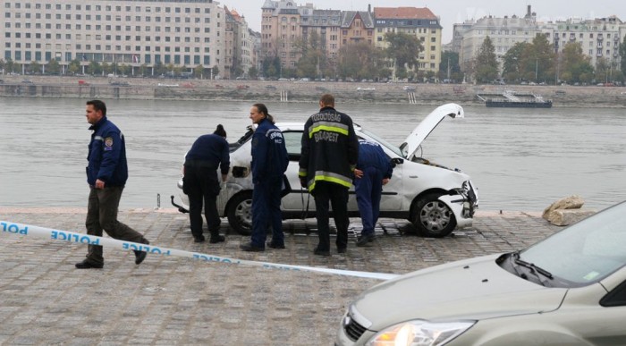 Képek a Dunába ugrott kocsiról 10