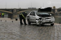 Képek a Dunába ugrott kocsiról 17