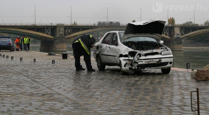 Képek a Dunába ugrott kocsiról 6