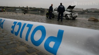Képek a Dunába ugrott kocsiról