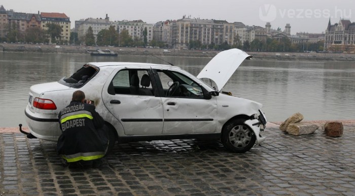Képek a Dunába ugrott kocsiról 7