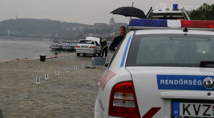 Képek a Dunába ugrott kocsiról 9