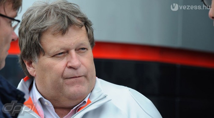 A Mercedes még keveri a kártyákat