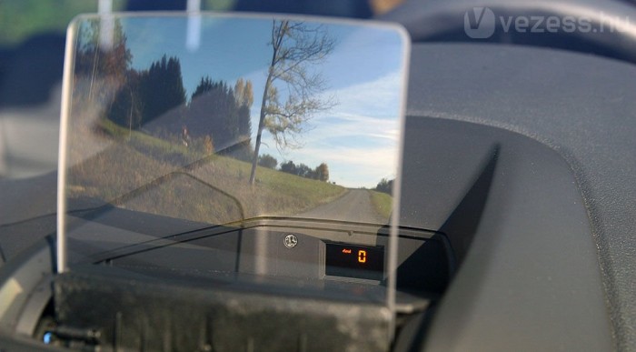 Ilyen a Head Up Display hátulról