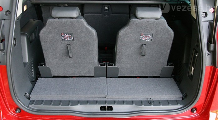 Még így is kétszintes a csomagtartó