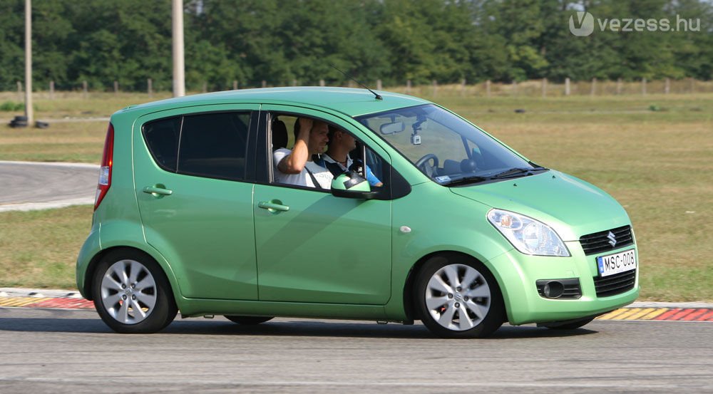 A szépségkirálynő cserélt gumit Beniknek 6