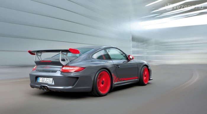 450 lóerős a 911 GT3 RS szívómotorja. 315-öt megy, százra 4,0 s alatt gyorsul a legsportosabb, félverseny utcai 911