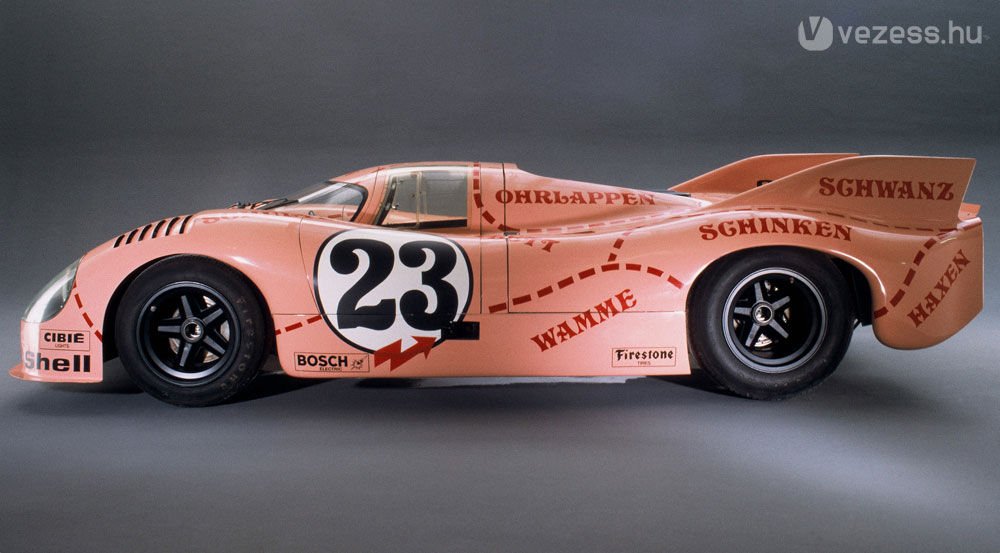 Sertésdarabolási segédlet a 917-en. Az 1971-es autón hátul a csülök, előtte a sonka