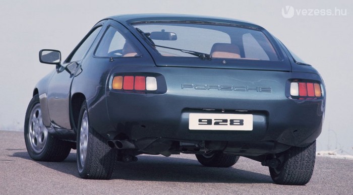 A 911 utódjának szánták, de fordítva alakult.  A 928 1977-től 1995-ig volt gyártásban