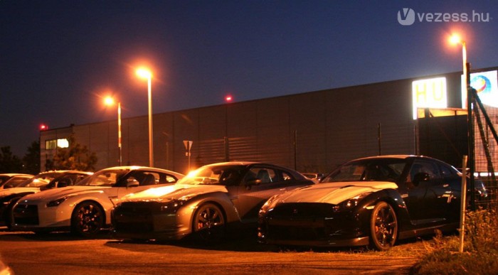 28 milliós sportautók landoltak Budaörsön 6 | Vezess Nyolc autó áll kint