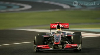 Hamilton agyonverte a mezőnyt