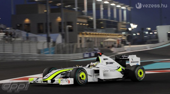 Button alig bírta vezetni az autót