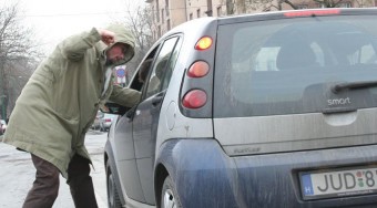 Köpködés és fojtogatás - így vezetünk?