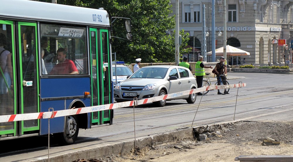 Kiparancsolják a bringás futárt is