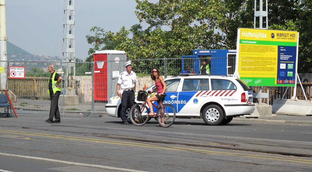 Akármilyen csinos, ő sem mehet itt át