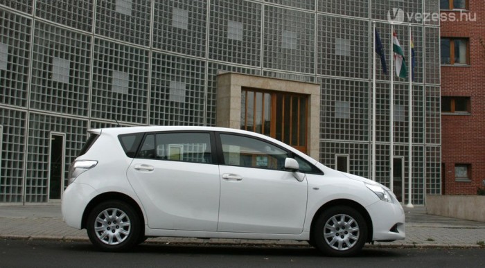 Nincs hosszított verzió. A 4,44 méteres egyterű nem nőtt nagyot, mégis belefér hét ember