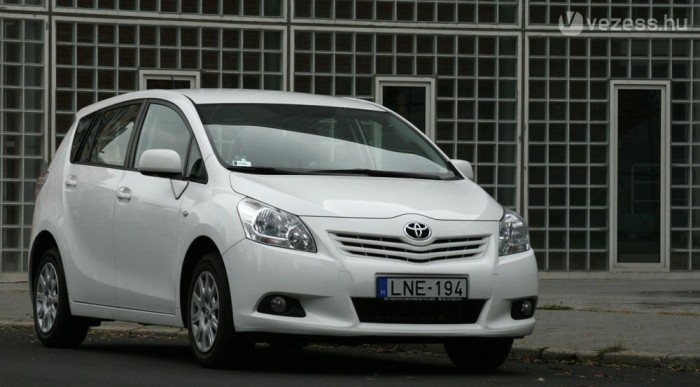 Elfogadhatóan gyorsul az 1,6-os Verso, a kormányzás túl könnyű és érzéketlen