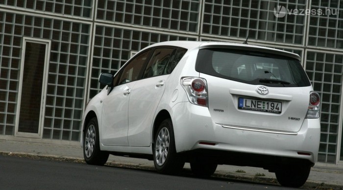 Kényelmes és kifejezetten halk autó, a motorja egészen kifinomult