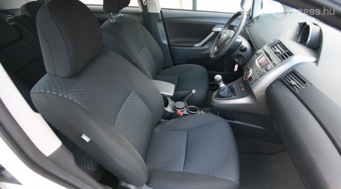 Átlagosak az első ülések, jóval (négy centivel) magasabb az üléshelyzet, mint az elődben