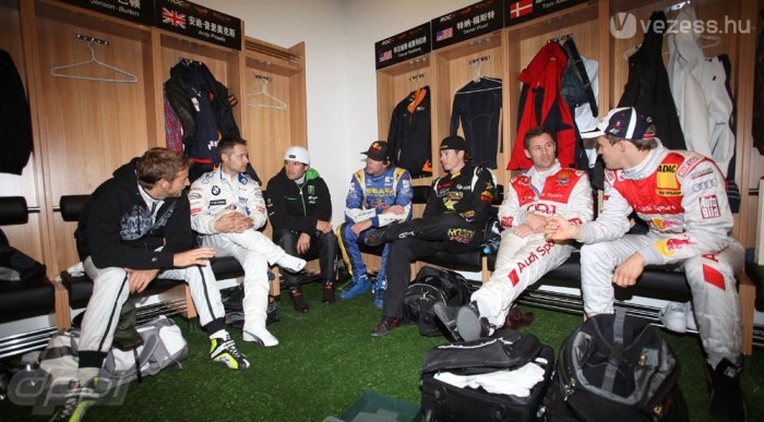 Ba jnoki címeket a bejáratnál le kellett adni, az öltözőben nem fértek volna el...