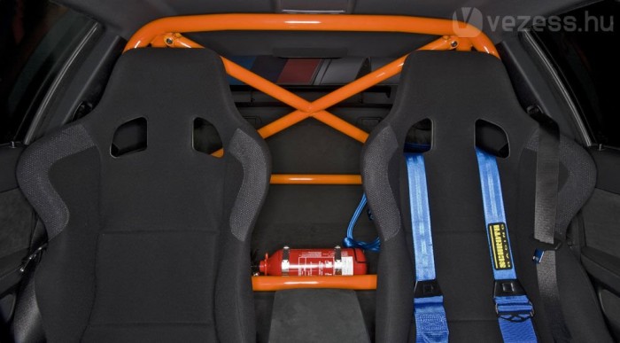 Bukócső, versenyülések, hatpontos övek