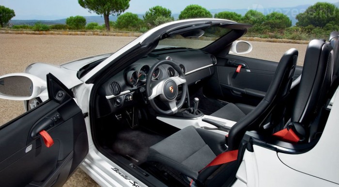 Kétüléses, középmotoros