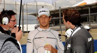 Ki akarta elgáncsolni Buttont?