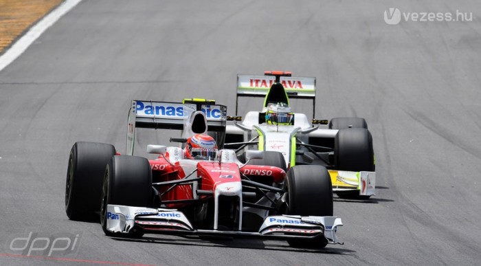 Kobayashi kétszer is feladta a leckét Buttonnak