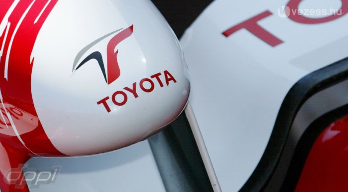 A Toyota F1-ese nem eladó 3 | Vezess Vitték volna a kasztnit, de nem adták