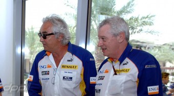 Briatore egymilliót követel