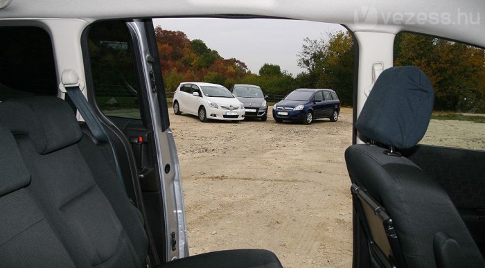 Csodás a Mazda tolóajtaja. Kényelmes, gyors, praktikus,a többiekből kár volt kispórolni