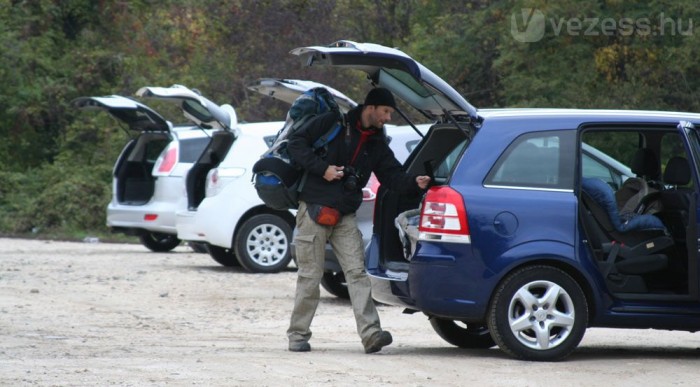 A Zafirába a legkönnyebb pakolni. A két japán csomagtartója nem valami tágas
