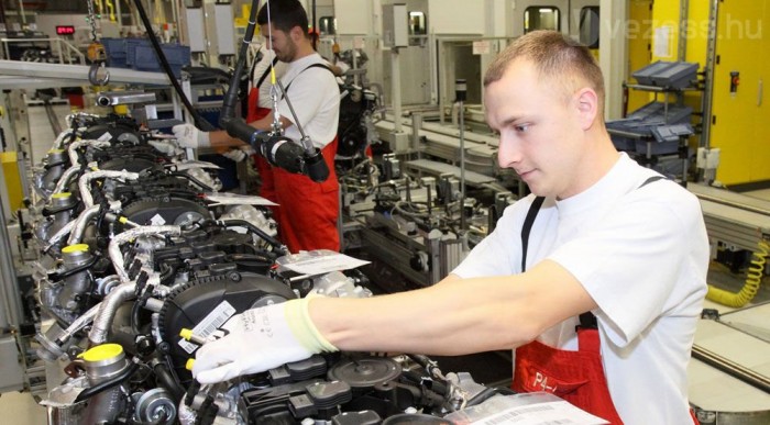 A többi négyhengeres motor között készül