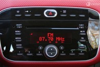 Jól felszerelt Fordokban látni hasonló stílusú rádiót