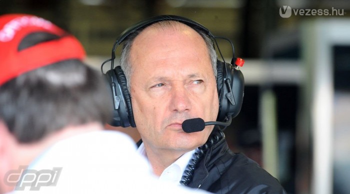 Dennis egyre inkább az önálló jövőre koncentrál