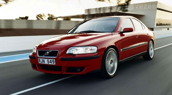 300 lóerő és aktív futómű az S60 R-ben