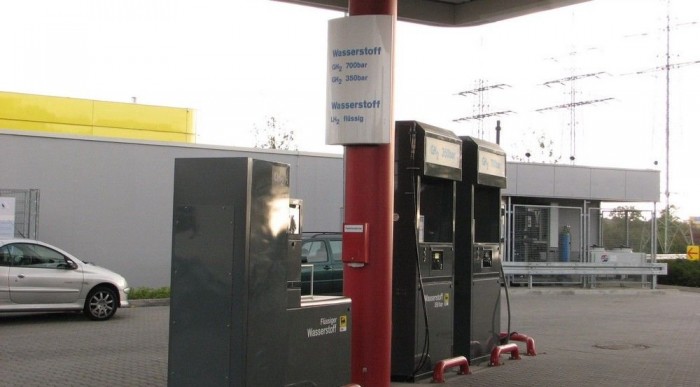 Így készül ma a jövő benzinje 8 | Vezess Hidrogénkút az Agipnál a Hoechst kapujában