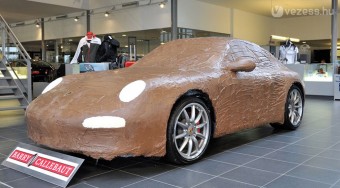Csokimázba csomagolták a Porschét