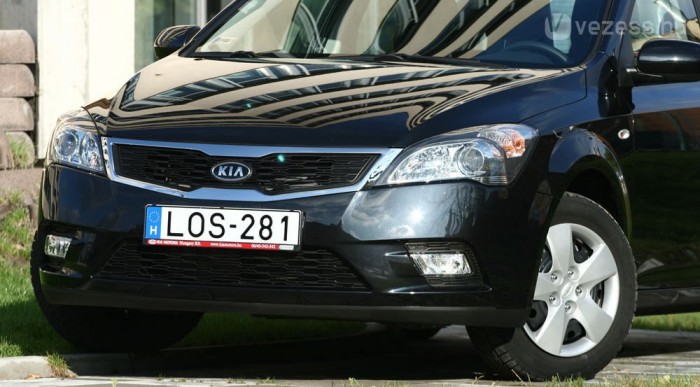 Krómkeret került a hűtőmaszra