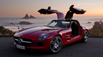 Falnak rohant a 40 millás Mercedes - videó