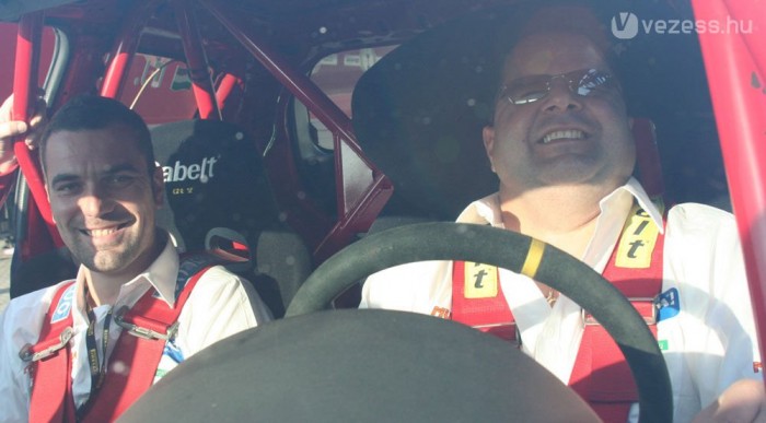 Mi köze a Ladának a Ferrarihoz? 7 | Vezess Karvai Sándor, a vak navigátor készül vezetni