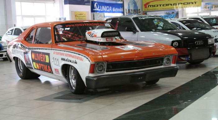 Mi köze a Ladának a Ferrarihoz? 10 | Vezess Nitrós a Chevy Nova dragster