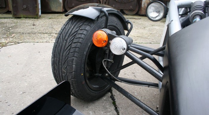 Nem épp utcára való felfüggesztés