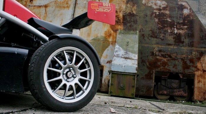 Hátul hajt, a gumit zabálja