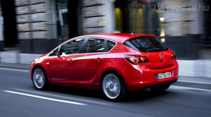 4,3 milliótól kapható az új Astra 6 | Vezess 1,4-es és 1,6-os benzinmotorral
