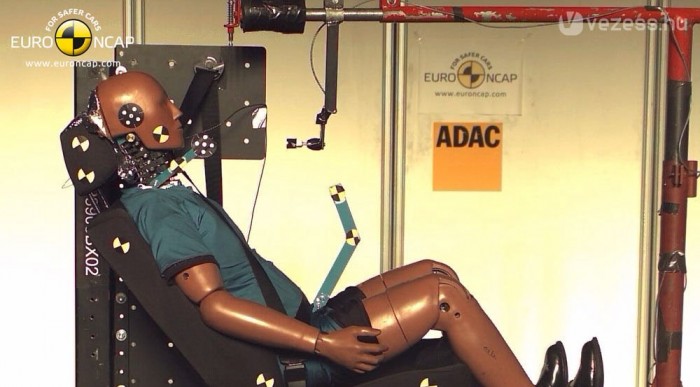 A fejtámla az X1-esnél sem remekel