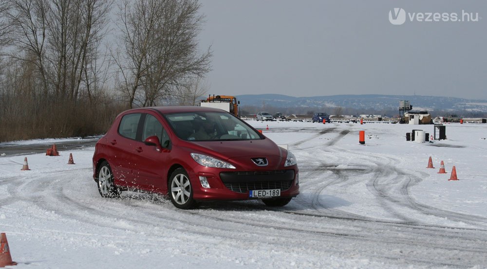 Jól tapadt a 308 a kiváló téli gumikkal. A Michelin Primacy Alpint ajánlani merjük