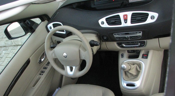 A majdnem tökéletes családi autó 6 | Vezess Hívogató beltér a tetőablakon át